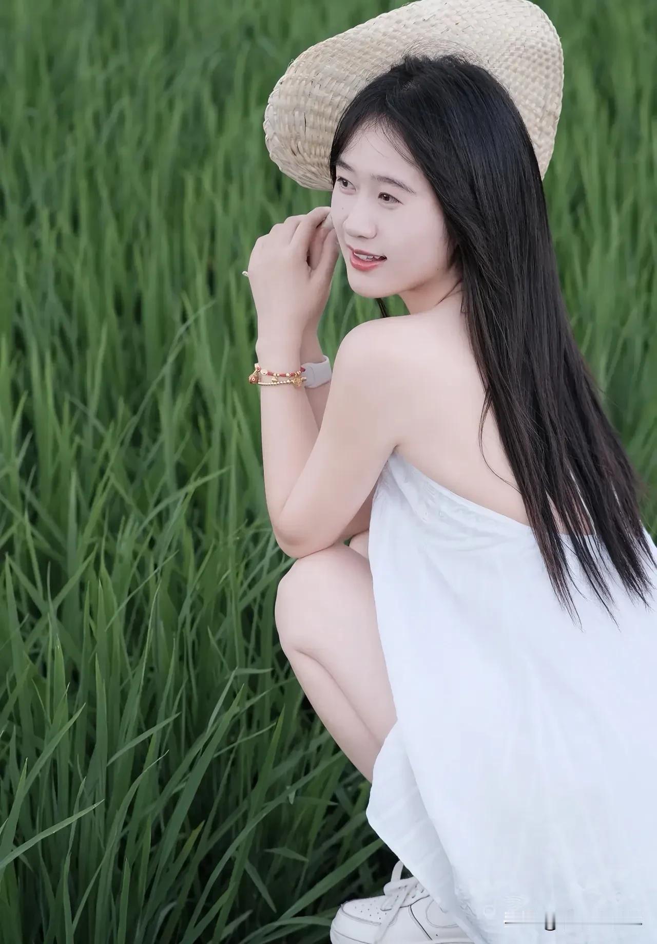 漫步乡间小径，风拂发梢，阳光洒肩，女孩笑容如花绽放。