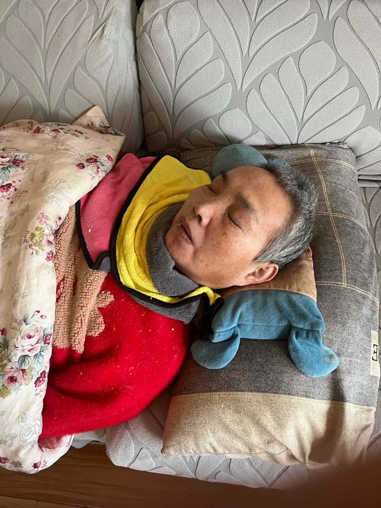 照片是我的亲家母，因为高血压引起颅内出血，现在瘫痪整整十六年了，也不能说话，生活