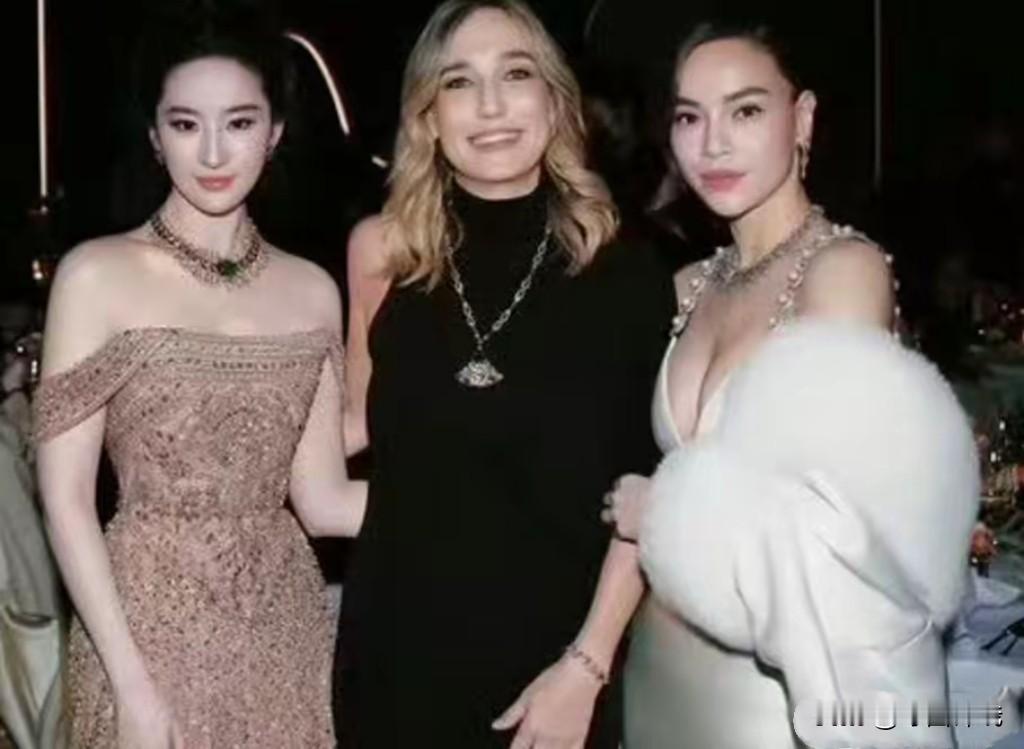 一张合照，把刘亦菲架到跨国风口浪尖上了。事儿不复杂：上海宝格丽晚宴，刘亦菲、品牌新CEO、越南艺人胡