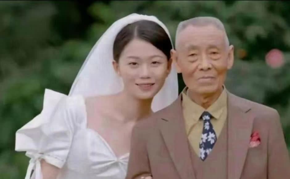 我今年25岁，丈夫却已65岁。他年收入高达300万。新婚之夜，他服用了不少功能药