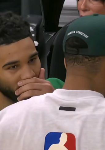 太想字母来绿军了，不知道他两嘀咕什么呢看到字母这几年碌碌无为，挺心疼的，换个