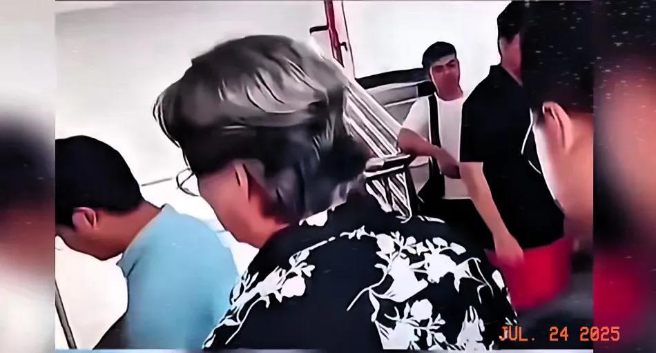 沈阳音乐学院的祁伟耿老师，在赛场卫生间堵住评委讨说法。视频里他声音发颤，但每个字