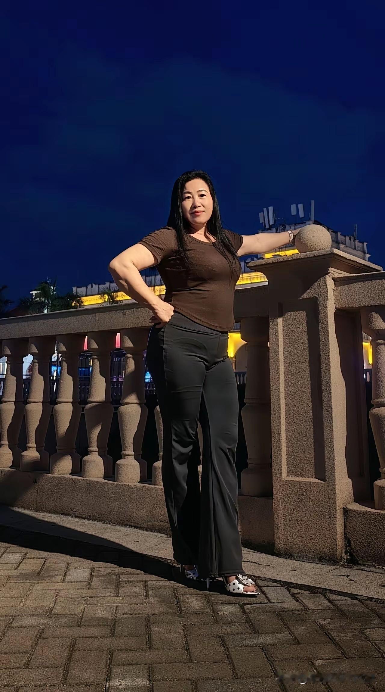 远离朋友远离同事远离闺蜜一定要远离任何人为什么要远离呢因为他们是你倒