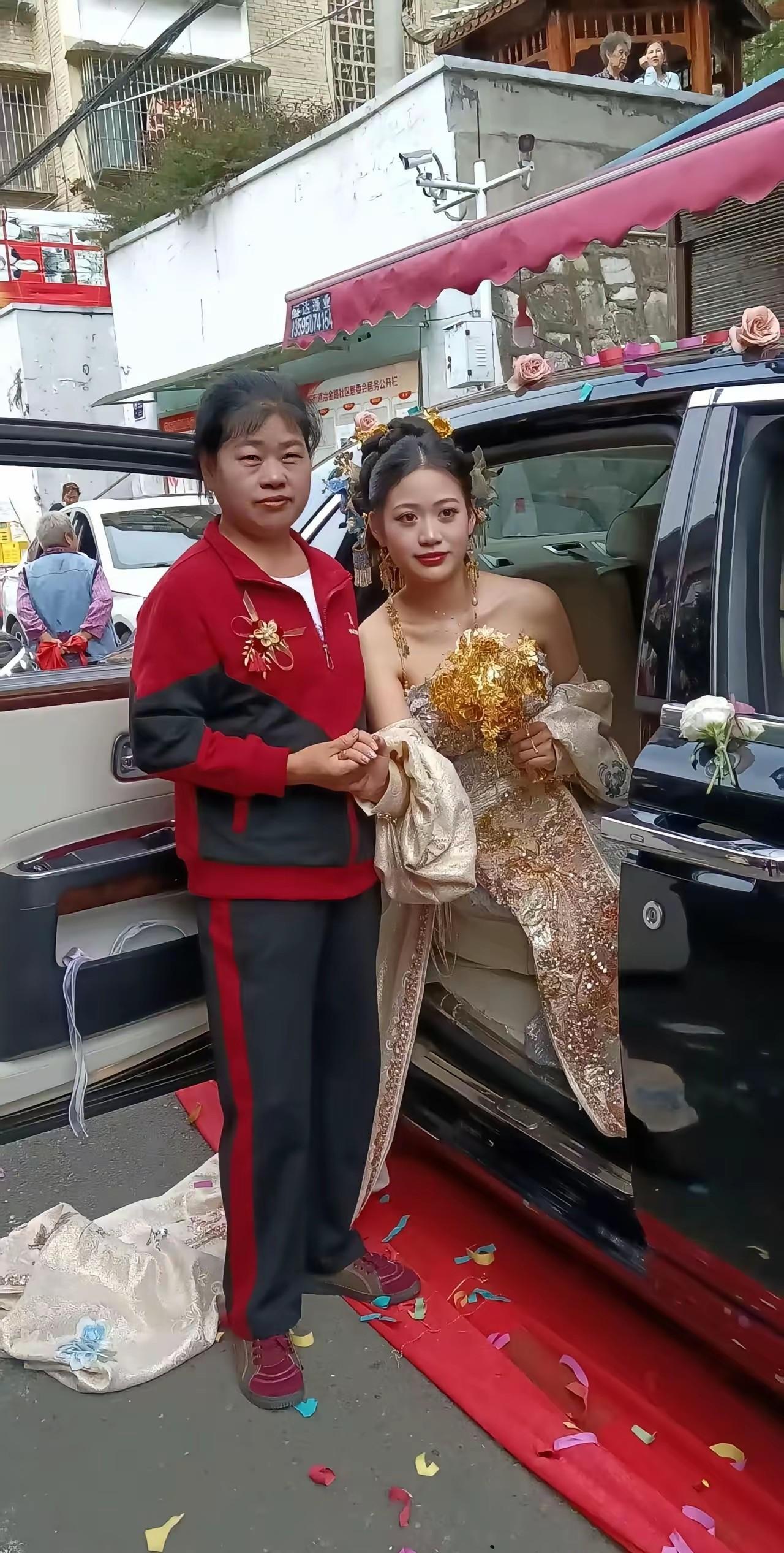 母女俩长得像吗？在我看来，简直是像极了，就像两姐妹一样。