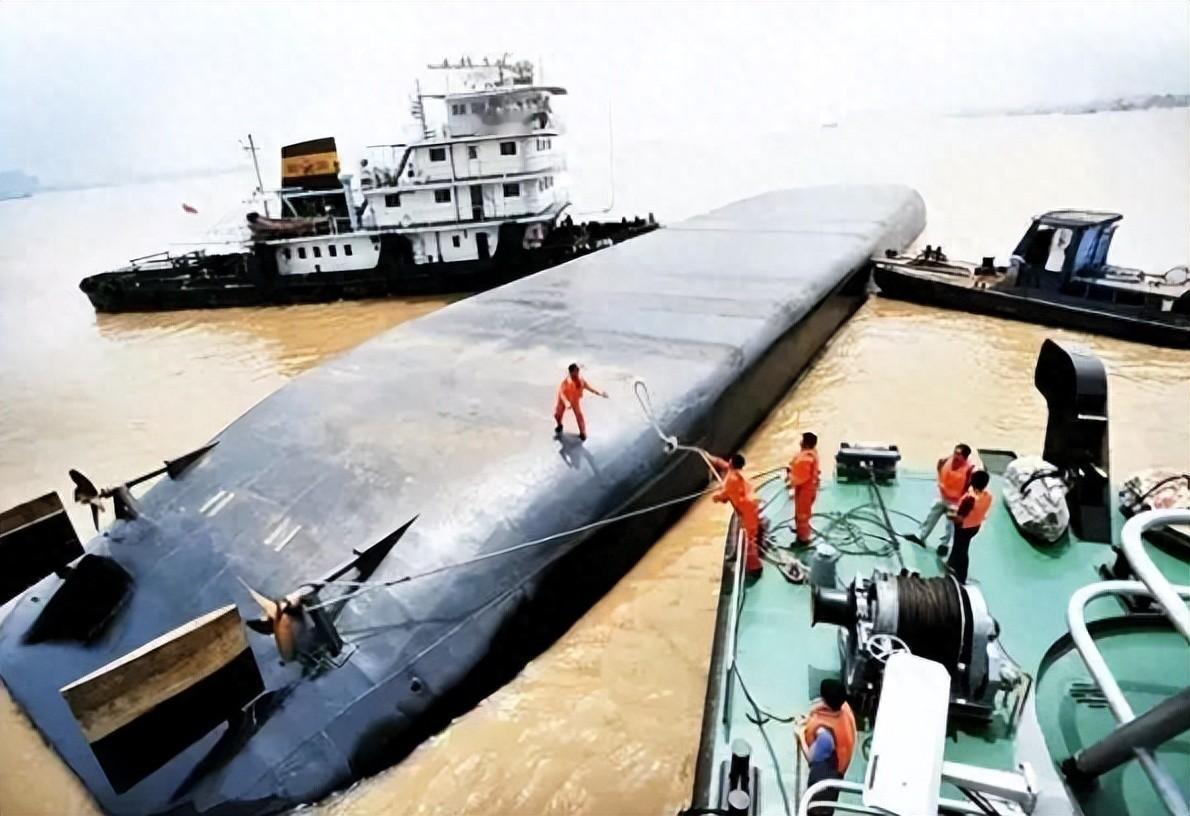 2006年，一艘沉入江底2天的船被捞出，突然，舱内传出微弱的“救命”声，救援人员