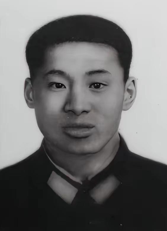 1979年，612高地上，我军战士吴建国身中8弹倒地，一个越军军官想拿走他的枪，