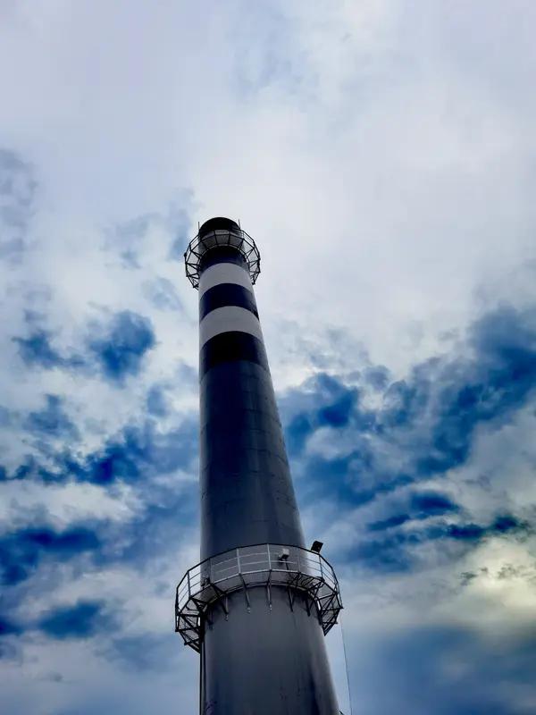 我初中同桌是城镇户口,他对我说:别看你学习好,将来不一定比我强,我吃国库的,初中