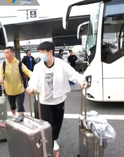 国乒大部队已平安抵达瑞典马尔默！长达近十个小时的飞行，队员们辛苦了。瑞典属于