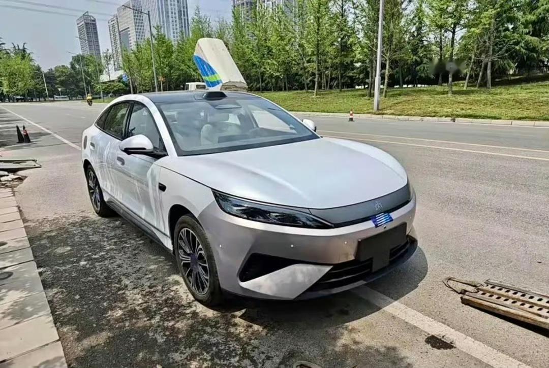 比亚迪王朝轿车，秦MAX实车，新车长宽高4866/1880/1495mm，轴距2