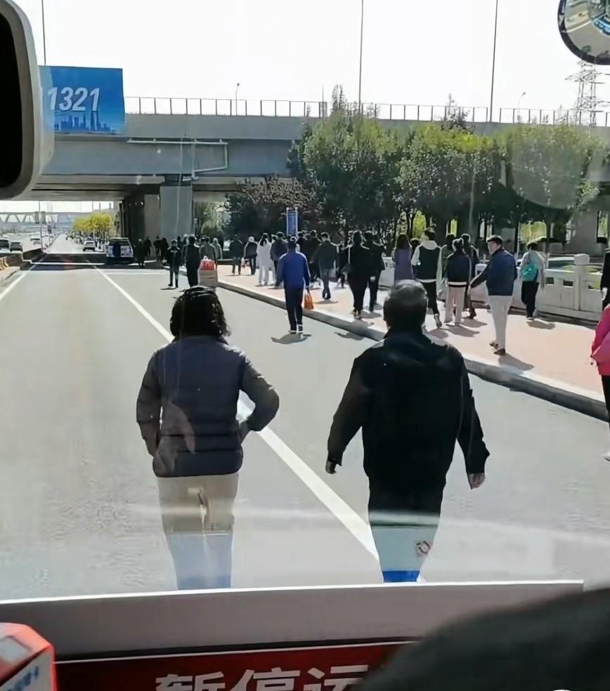 10月18日，天津。疑因一家人没坐上从停车场到会展的摆渡车，先是年轻的拦车，后来