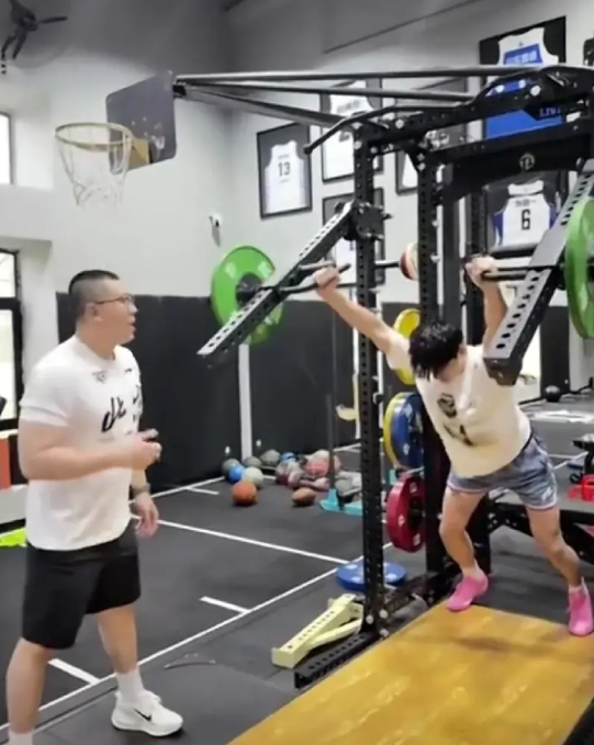 曾凡博带伤苦练！据曾凡博体能师Coach.D透露：曾凡博目前正在抓紧练习体能，