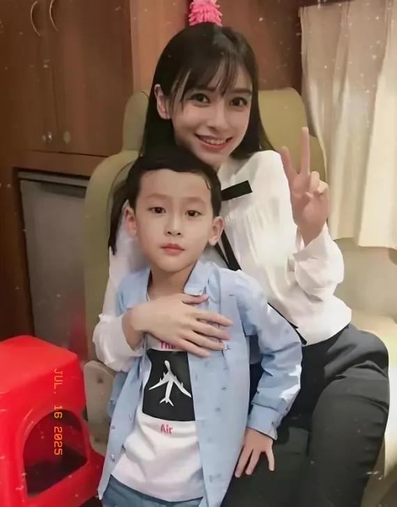 杨颖与儿子小海绵同框照，小海绵这长相简直就是黄晓明的粘贴与复制，小帅哥一枚。通常