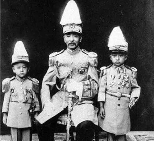 1906年，张作霖经过一穷山村，偶遇一位农家女。那姑娘挑着水桶走在泥泞里，裤