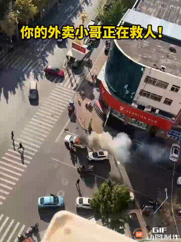 一位车主把车开到十字路口时，车子突然发生自燃，大火直接烧到了车主身上，这时一名保