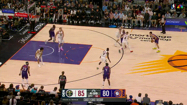 太阳新星马鲁阿奇真是不知天高地厚！在今天太阳主场迎战掘金的比赛中，当时比赛进行到