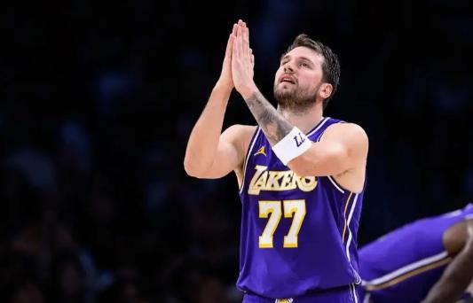 东契奇因祸得福啊！东契奇这波禁赛，说起来还真有点歪打正着的运气，NBA官方已