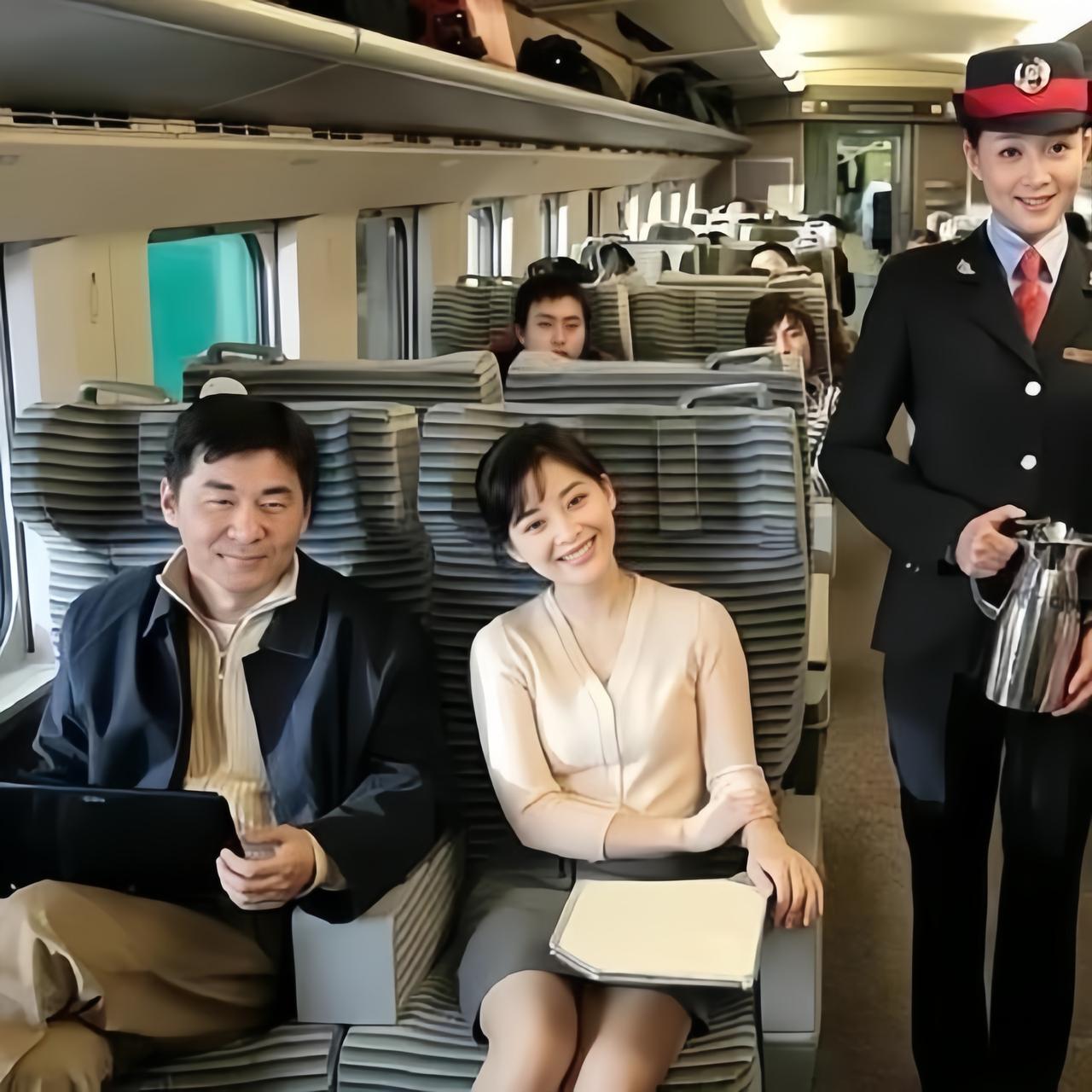 陈建斌与梅婷古早合影，他俩坐在列车上的画面。那时候两人都好年轻，陈建斌有着一