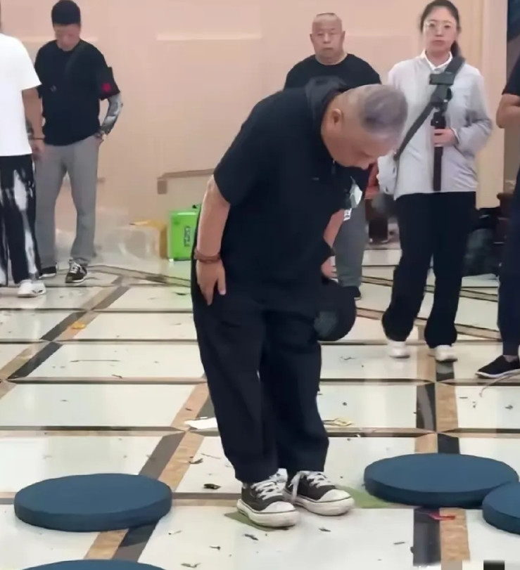 相声演员刘惠去参加了杨少华的葬礼，好多人批评他为什么鞠躬没有磕头，这是不尊重杨