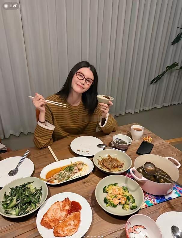 何穗晒出老公陈伟霆做的五菜一汤，甜蜜日常令人羡慕。