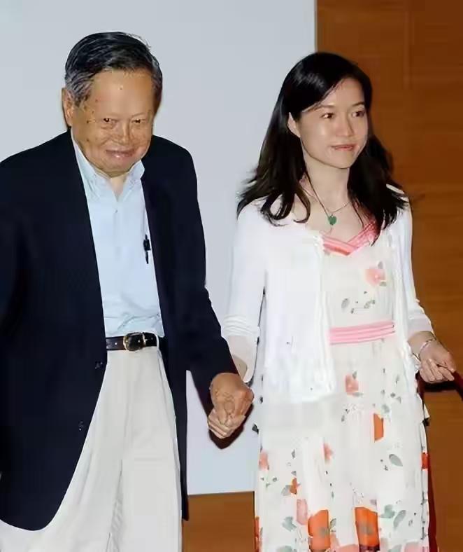 我猜到这段婚姻会被议论也猜到翁帆会被质疑万万没想到，她在其中真正找到了自
