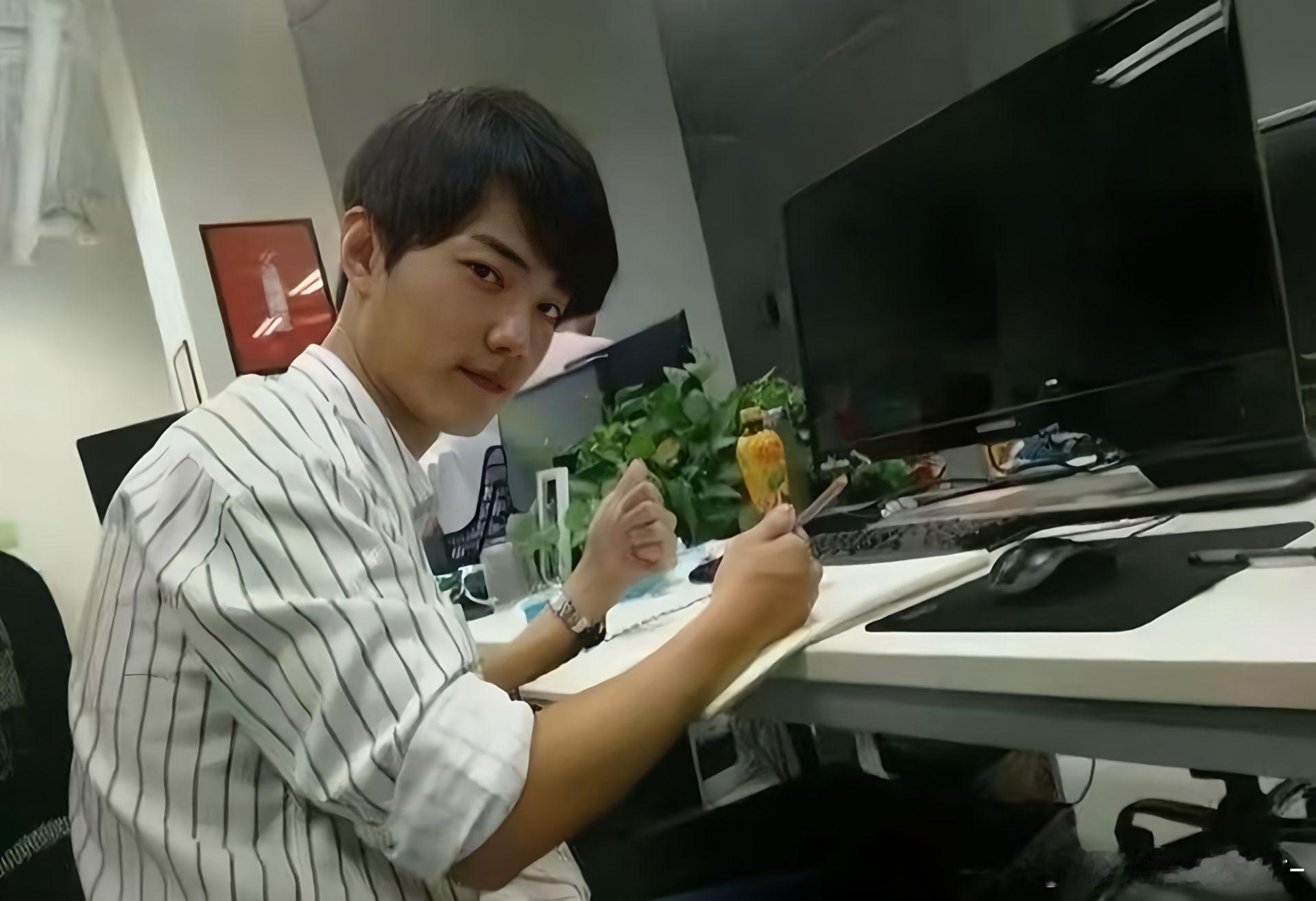 23岁在解放碑对面打卡上班的肖战会想到十年后解放碑的大屏上是自己的巨型海报吗