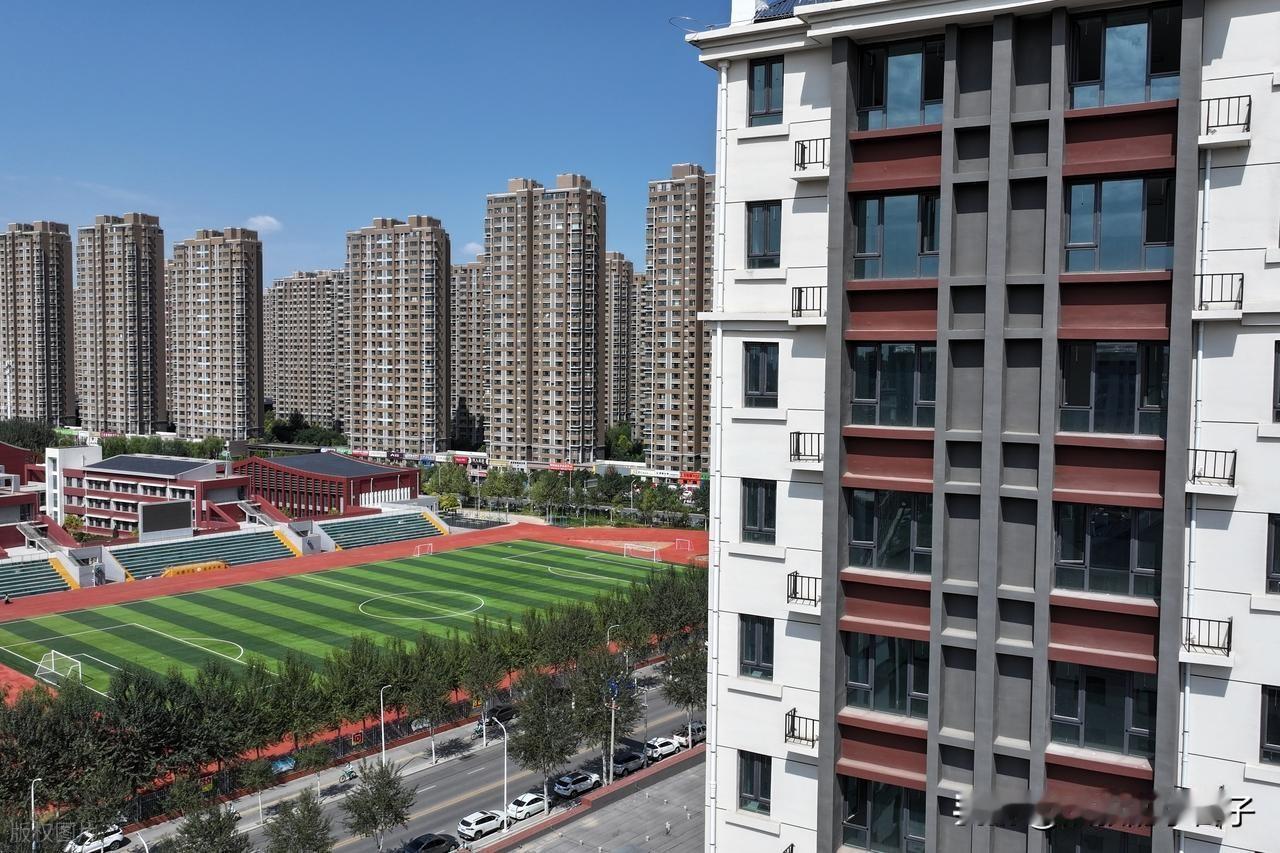 低价“银行直供房”激增！银行下场直售让二手房东如何是好？    近日，