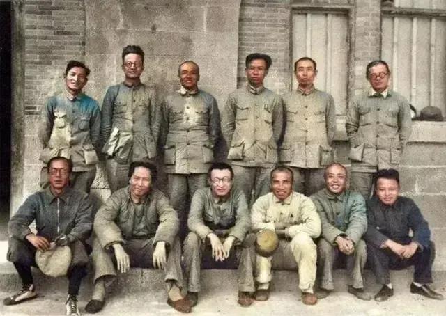 这是1938年党的领导人一次合影。主席不居中，但无疑他在哪儿，哪儿就是C位，没办