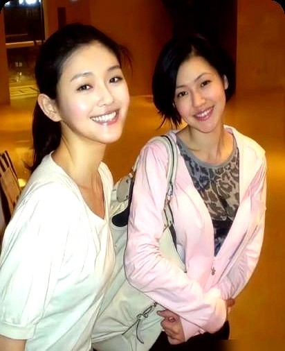 满身刺青的大S，当年竟被一件露背装吓得连夜退学。小S刚翻出2002年的旧照揭了亲姐老底。当年姐妹俩一