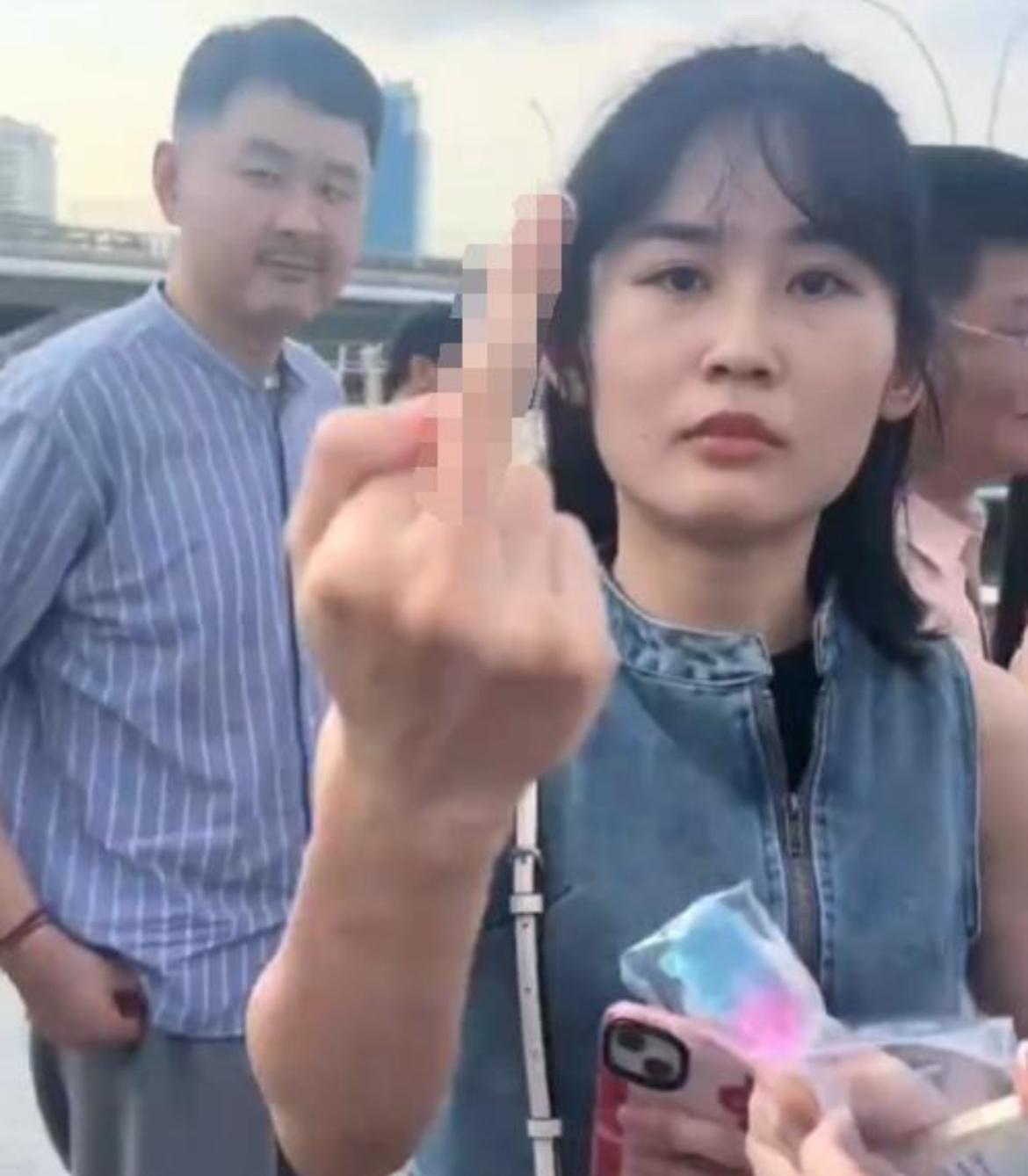 近日在马来西亚一位香港的女子和另一位游客发生口角，大概意思是：这位香港女子竖着中