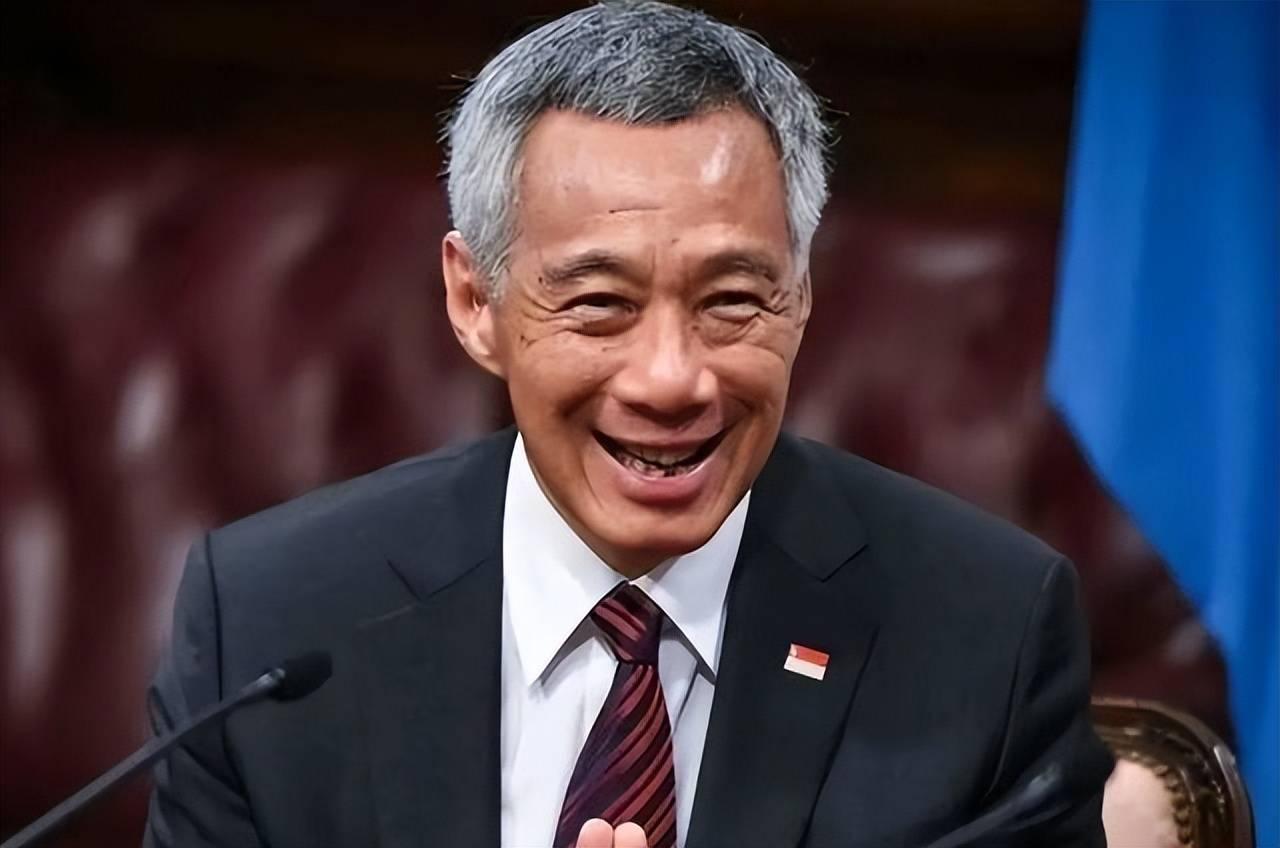 新加坡终于知道怕了，退居二线的李显龙，给自己的继任者敲响警钟很多人盯着新加坡政
