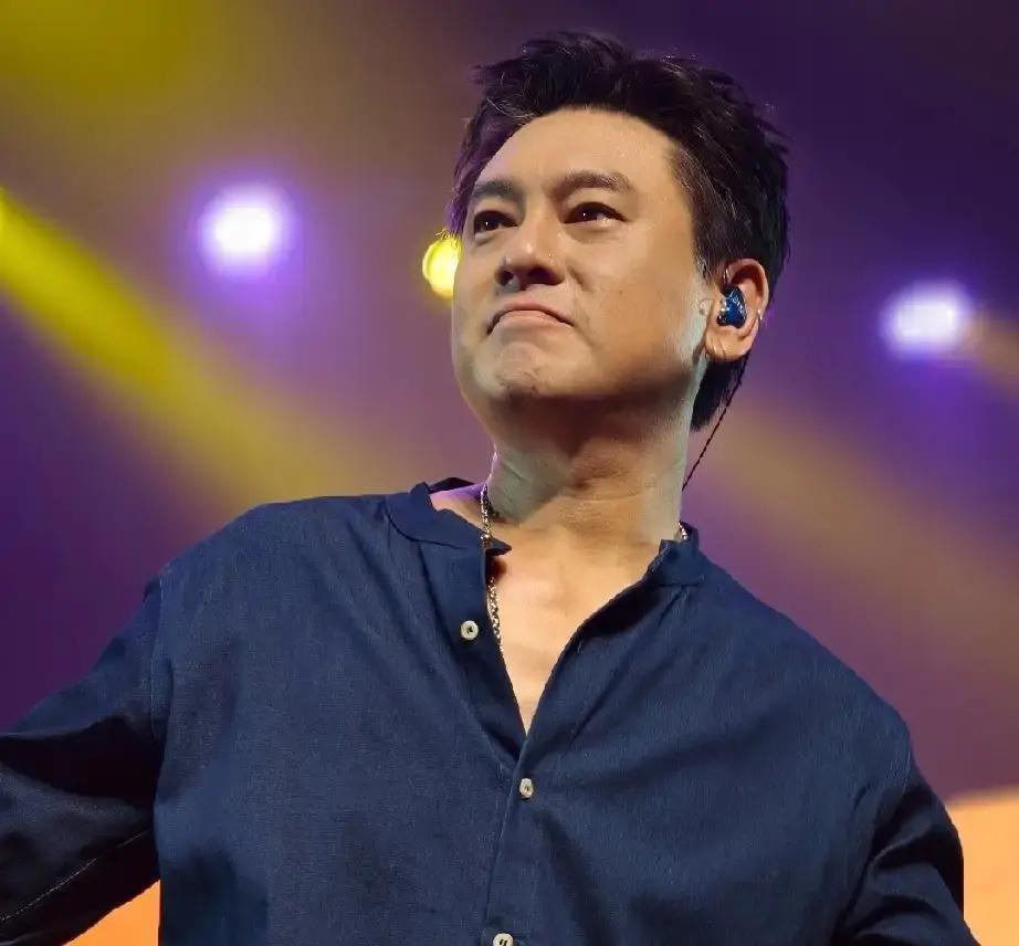 朱孝天被传对阿信不爽，源头是去年那场F4合体晚会。本来四人要一起唱流星雨，结果