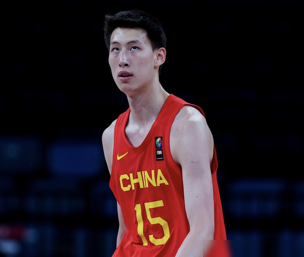 别盯着中国男篮过去的烂摊子叹气了，中国篮球真正的底牌，早就悄悄换了桌。整整15个中国小伙子，直接杀进