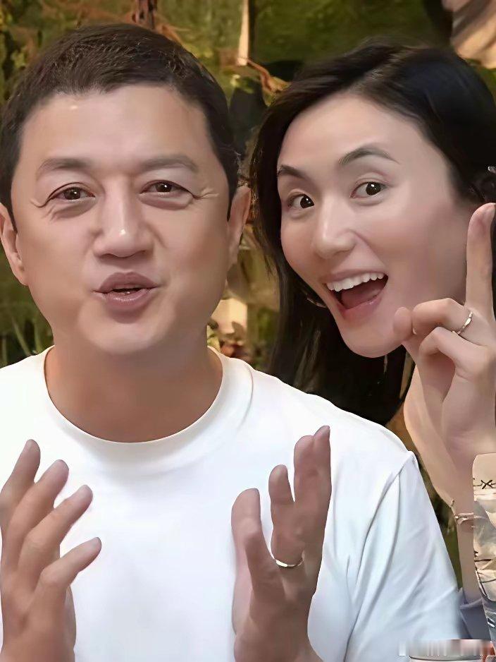 看了海哈金喜的直播，我发现了一个秘密，那就是李亚鹏并不喜欢海哈金喜，而是爱惨了她