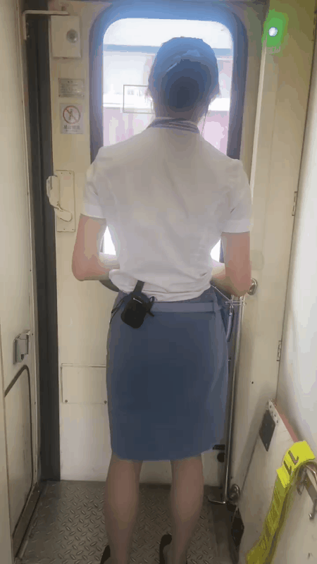 真没想到在绿皮火车上竟然还有穿着这种制服的女乘务员？这种类似空姐制服的服装在高