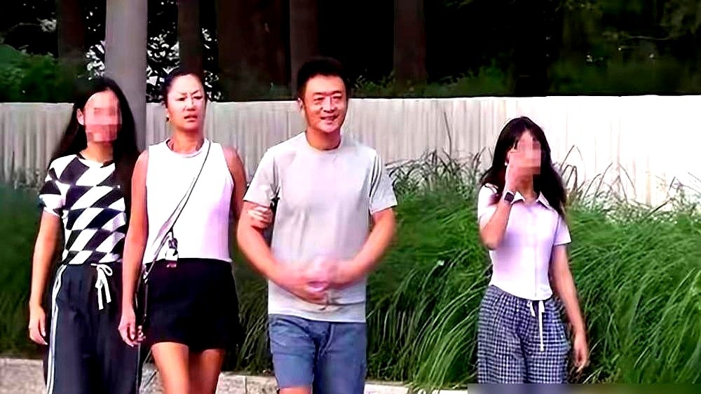 53岁瞿颖顶着素颜在清迈街头溜达，笑出满脸褶子。谁敢信，这个死磕不婚主义的初代超模早悄悄嫁人了。她嫁