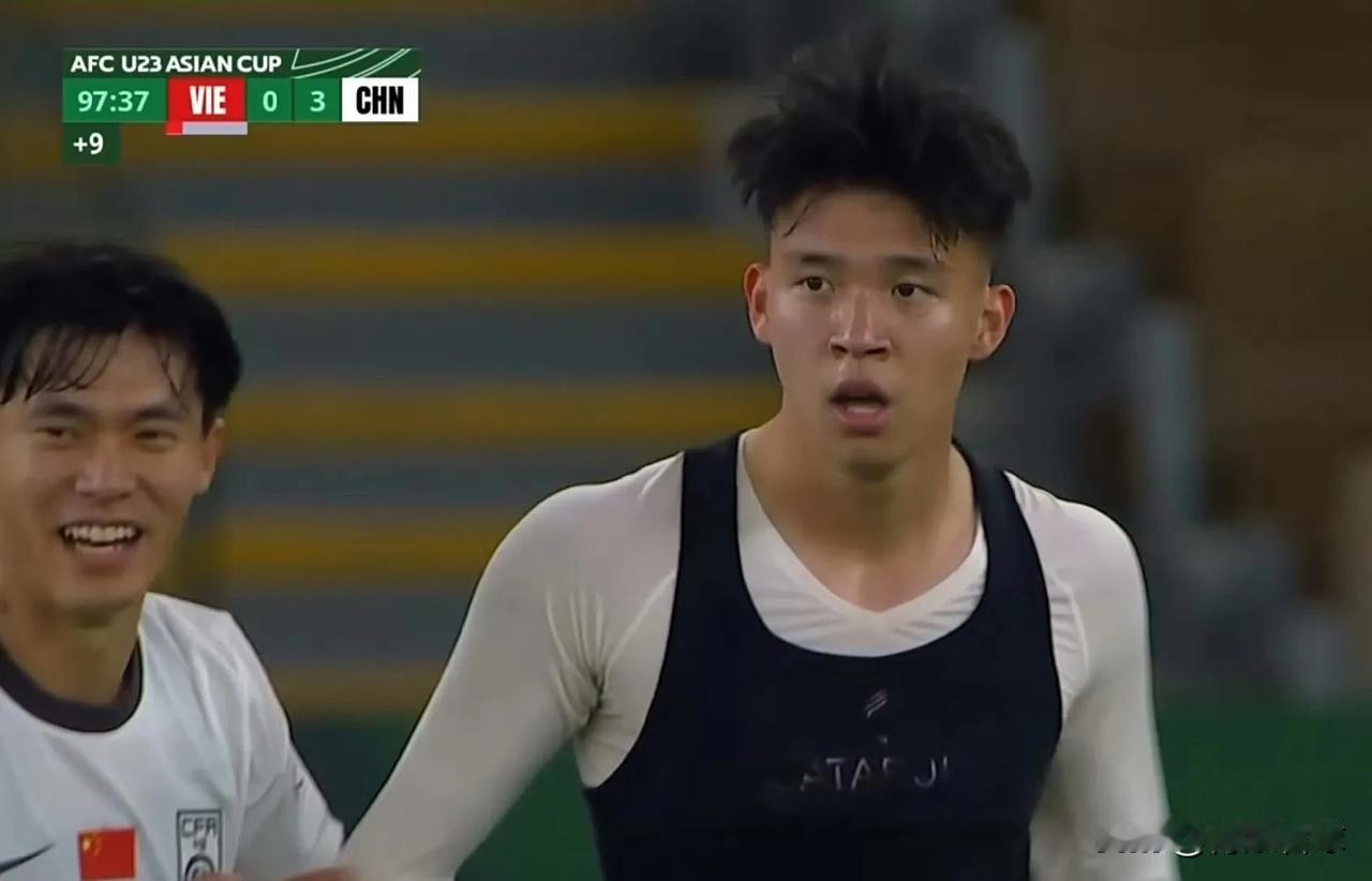 王钰栋的脱衣庆祝有些过了，国足内部应该进行批评教育。1，这球不是绝杀，只是2比