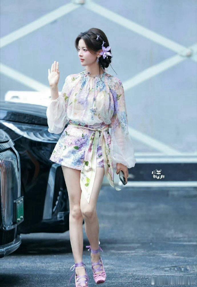 我去，杨超越现实里竟然长这样，这身妆造太亮眼了