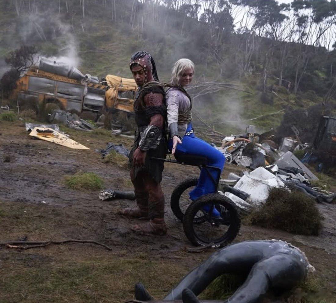 《铁血战士：杀戮战士》片场照与实际电影效果的对比，原来还真的是背着艾丽·范宁拍的