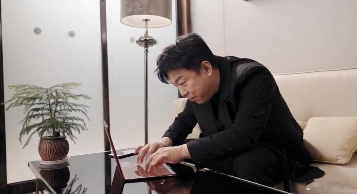 内娱都爱的超大折鸿蒙电脑的华为MateBookFold非凡大师超大折是