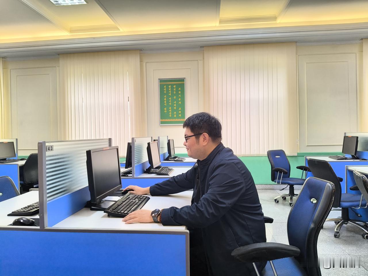 八年前我来过金日成综合大学主楼的电脑室这次再来，电脑还是那批电脑[笑着哭]老