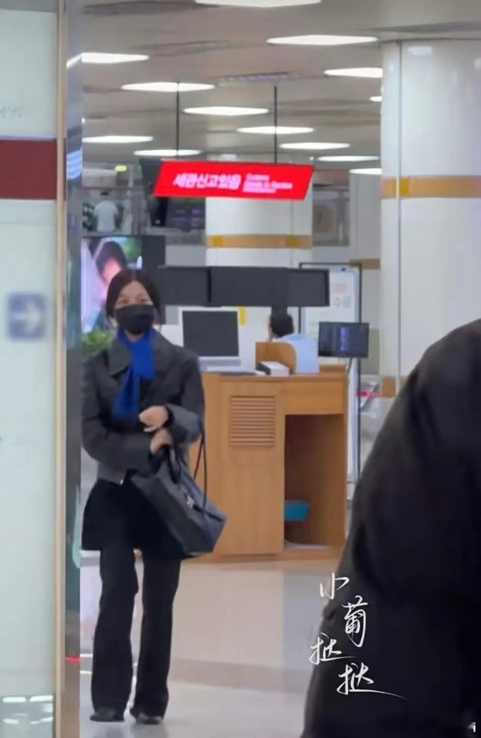 这站姐是故意的吧​​​