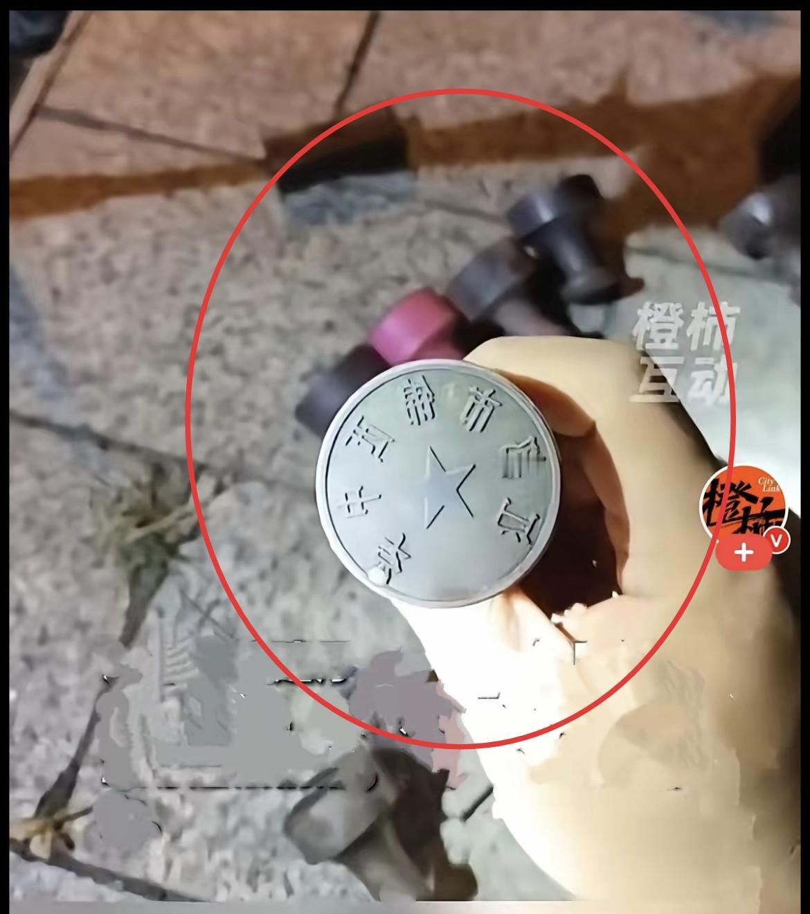 “太意外了！”江苏一名男子去河边钓鱼，钓许久都没钓到大鱼，这时他拉杆时感觉手感沉