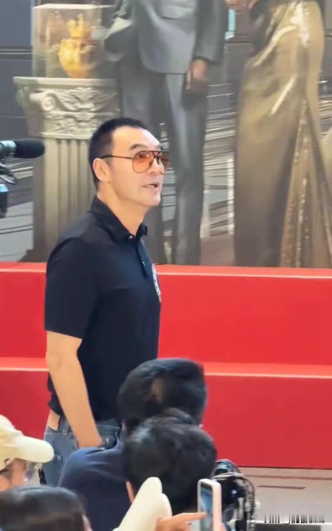 说到男星里面状态能和吕良伟PK的，大概只有钟镇涛了，大家看看他这个笔直健硕的身板