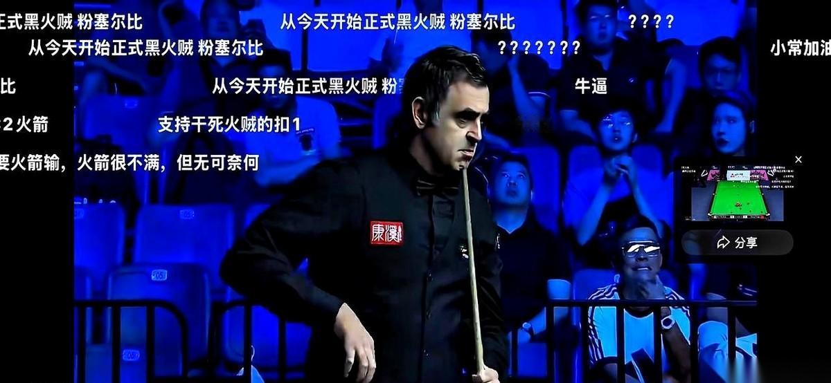 裁判的白手套还没完全离开红球。“砰！”一声极不耐烦的爆响。奥沙利文手起杆落，