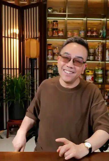 相声名家杨议真情流露，含泪说后悔来这世上。昨晚直播他拿郭德纲唱戏开涮，张口就