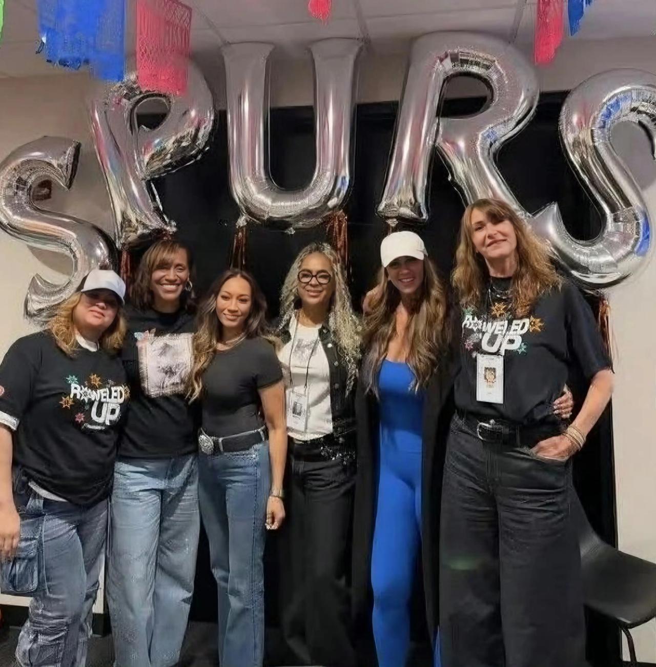 马刺球员的妈妈，他们聚在一起了从左到右分别是:卡斯尔、瓦塞尔、哈珀、凯尔登、卡