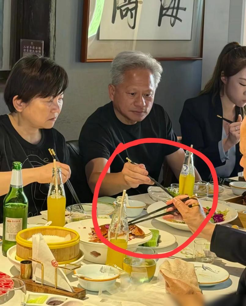 黄仁勋在北京庆云楼吃饭，老板娘的脑子真灵光，全程亲自服务黄仁勋用餐，最后顺理成章
