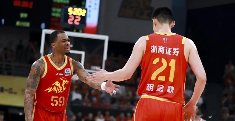 大秋好样的！塔克谈胡金秋：“他是我们赢球的关键。如果不是胡金秋在上半场的强势
