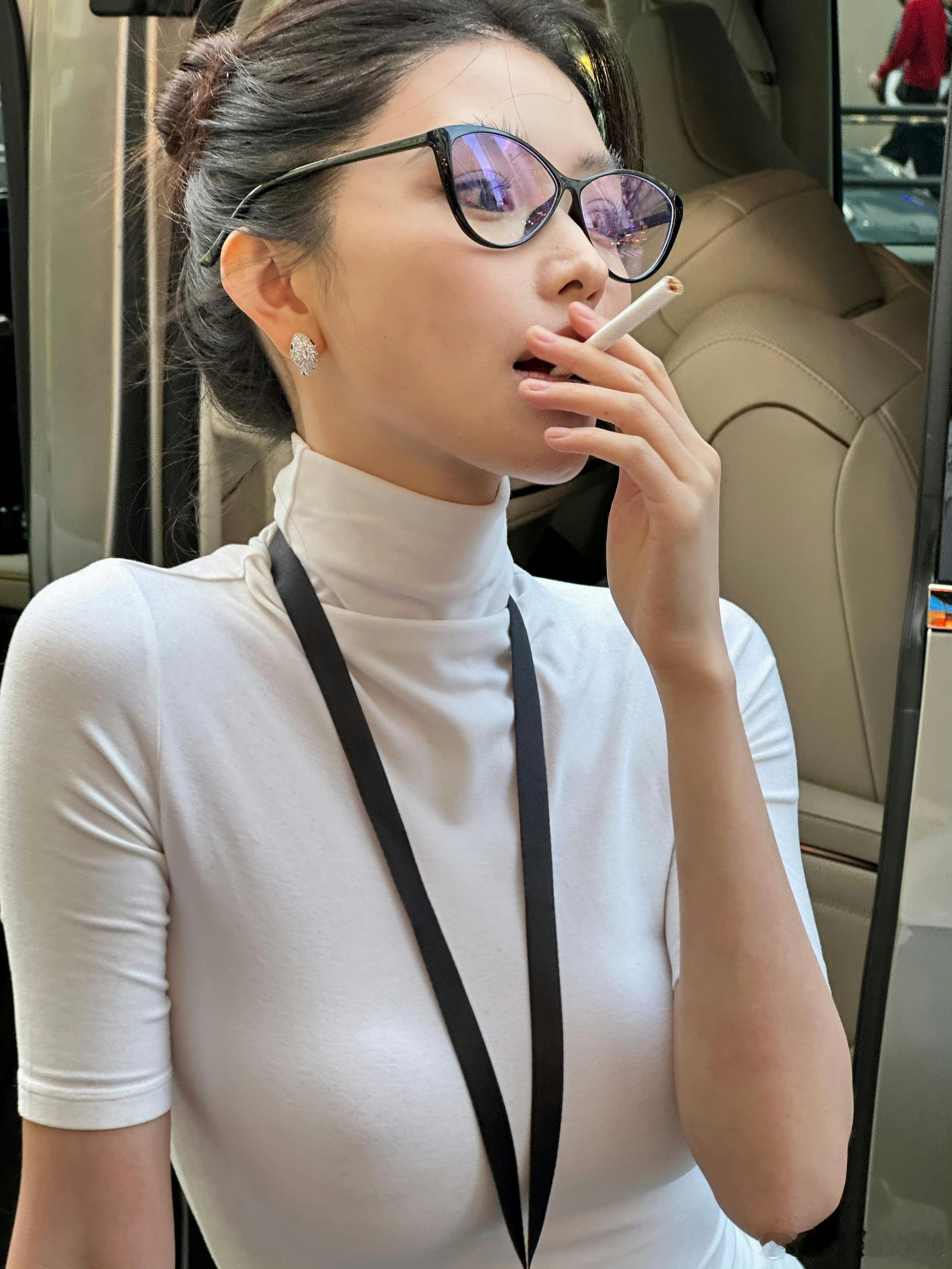 易梦玲黑丝OL风里面的奶盖若隐若现