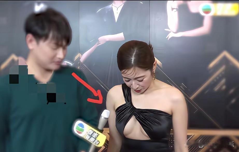 陈自瑶怎样做到的神态自如胸前两块布料，旁边眼晴直愣愣的盯着，陈自瑶